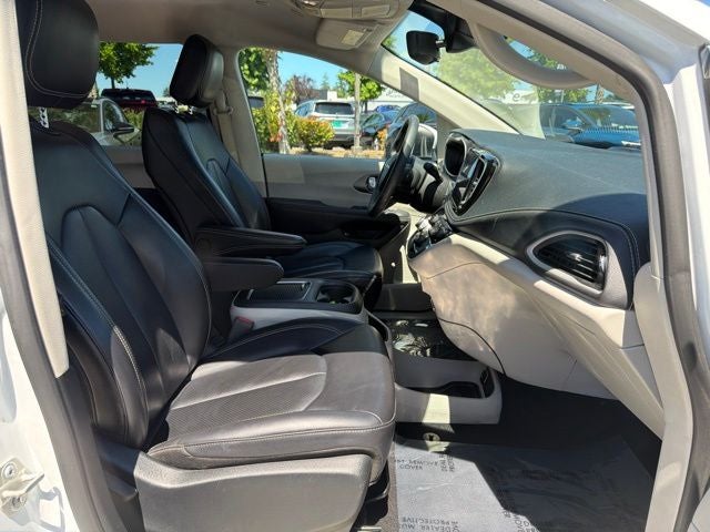 2023 Chrysler Pacifica Hybrid Touring L