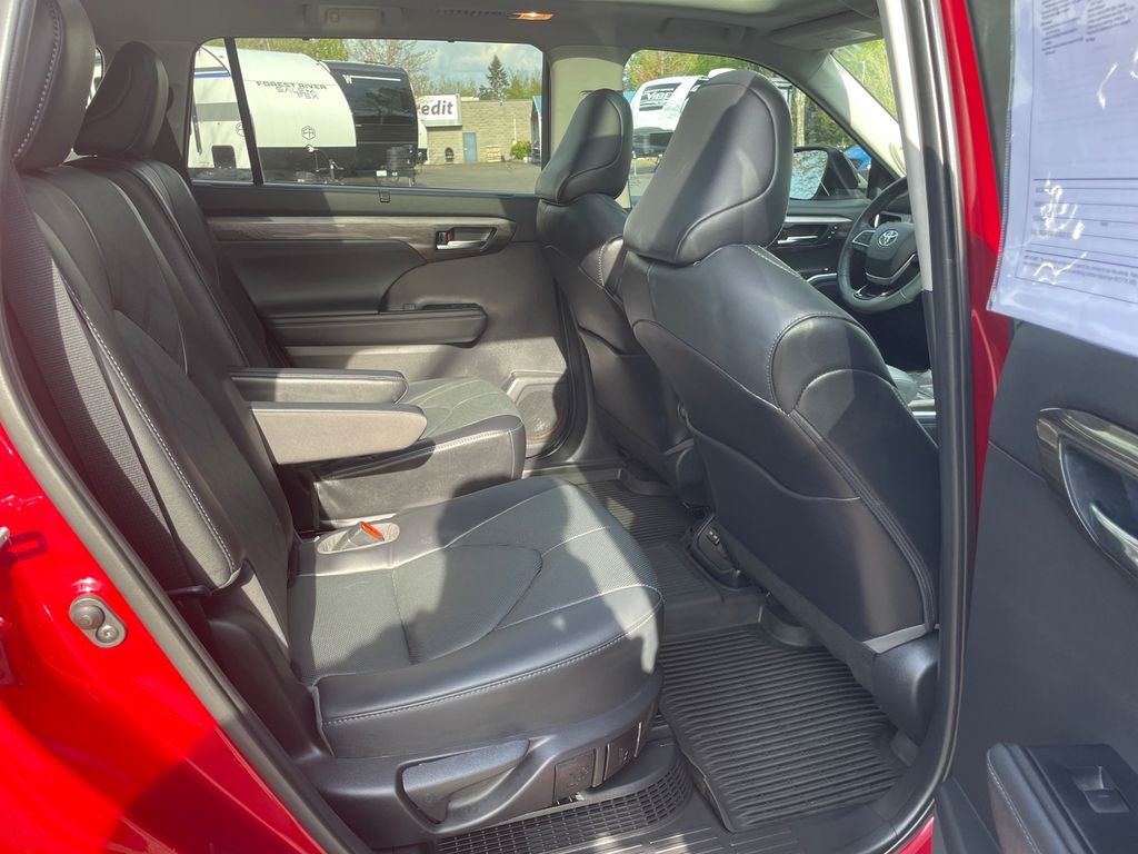 2022 Toyota Highlander Hybrid Platinum