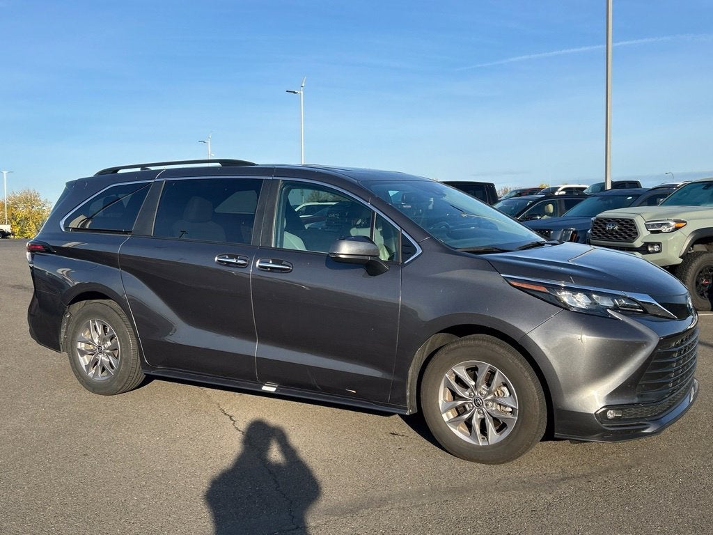 2025 Toyota Sienna XLE 8 Passenger