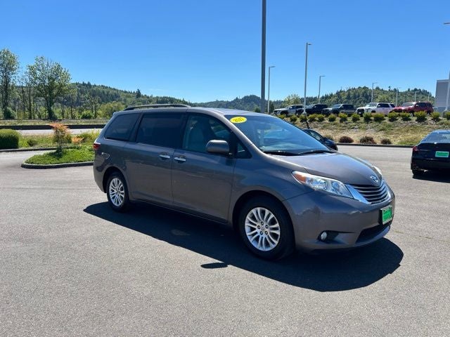 2017 Toyota Sienna XLE 8 Passenger