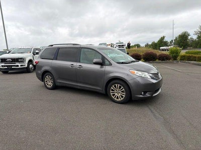 2017 Toyota Sienna XLE 8 Passenger