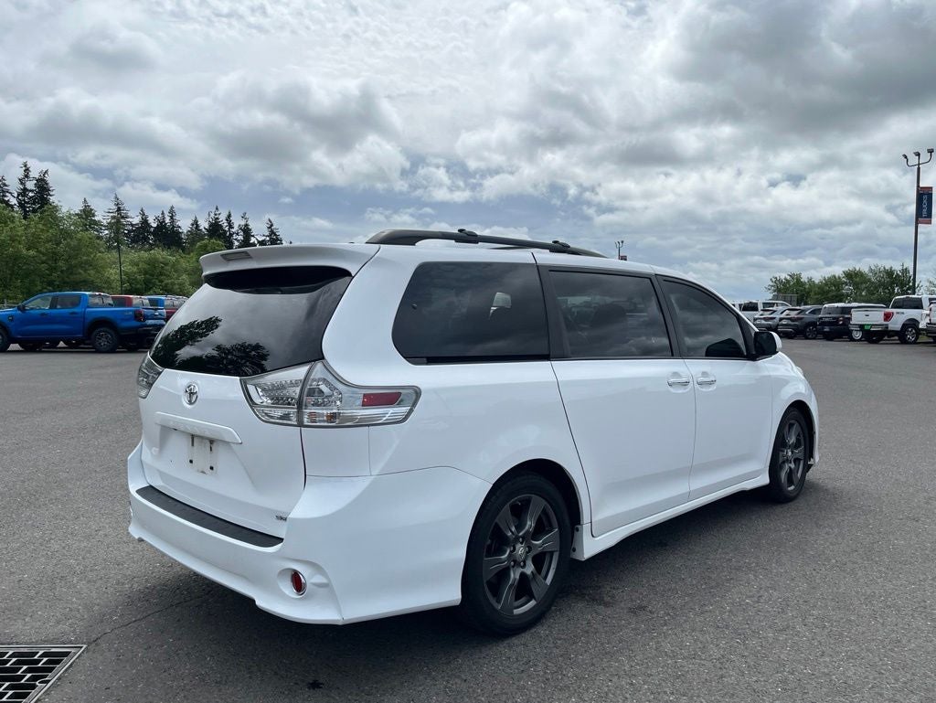 2017 Toyota Sienna SE 8 Passenger
