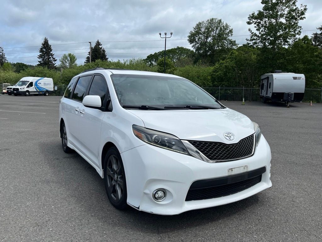 2017 Toyota Sienna SE 8 Passenger